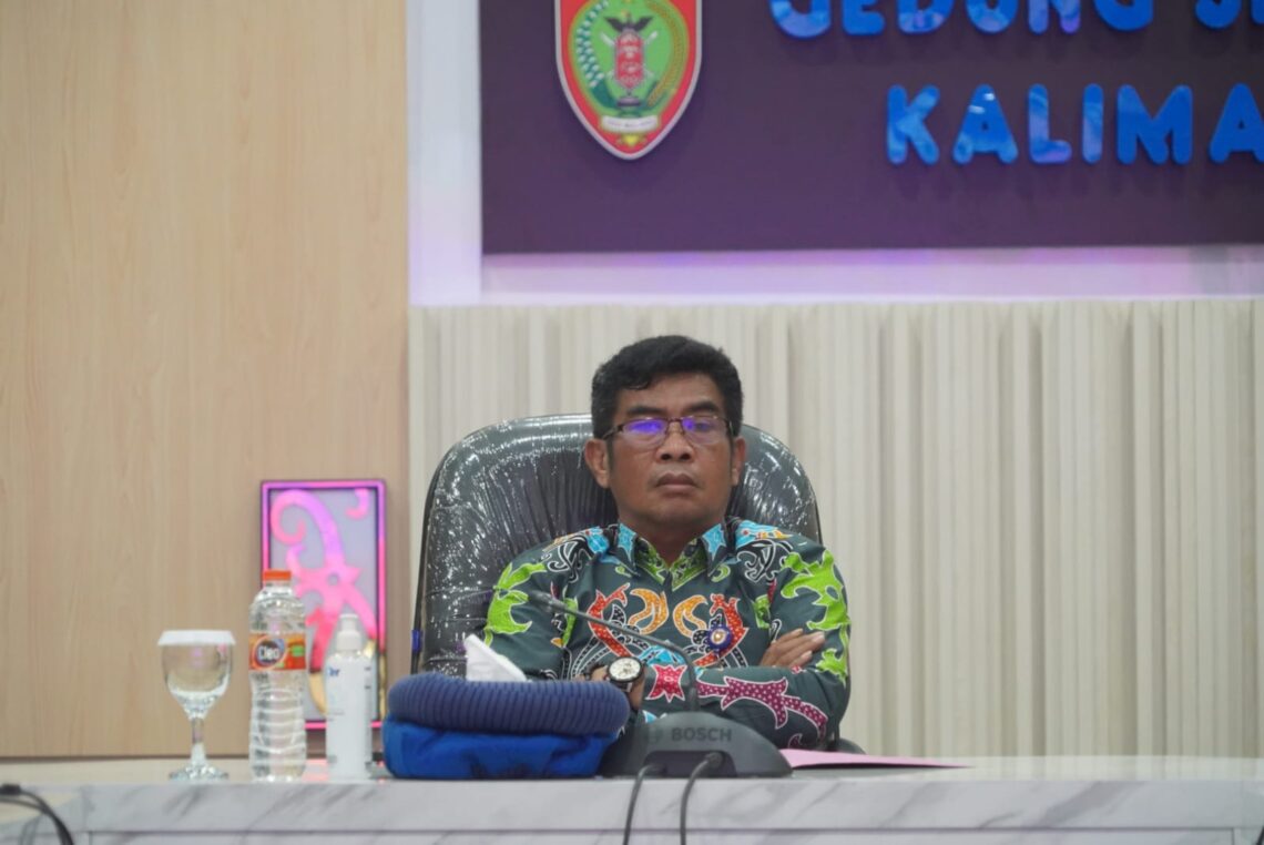 Kepala Diskominfosantik Prov. Kalteng Agus Siswadi saat menghadiri secara virtual Rapat Koordinasi Migrasi Siaran TV Analog ke TV Digital