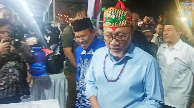 Menteri Perdagangan, Zulkifli Hasan mengunjungi Bazar Night Market yang diadakan di Universitas Muhammadiyah Palangka, Kalimantan Tengah, Pada Jumat malam (2/05/2023). Foto : Mads