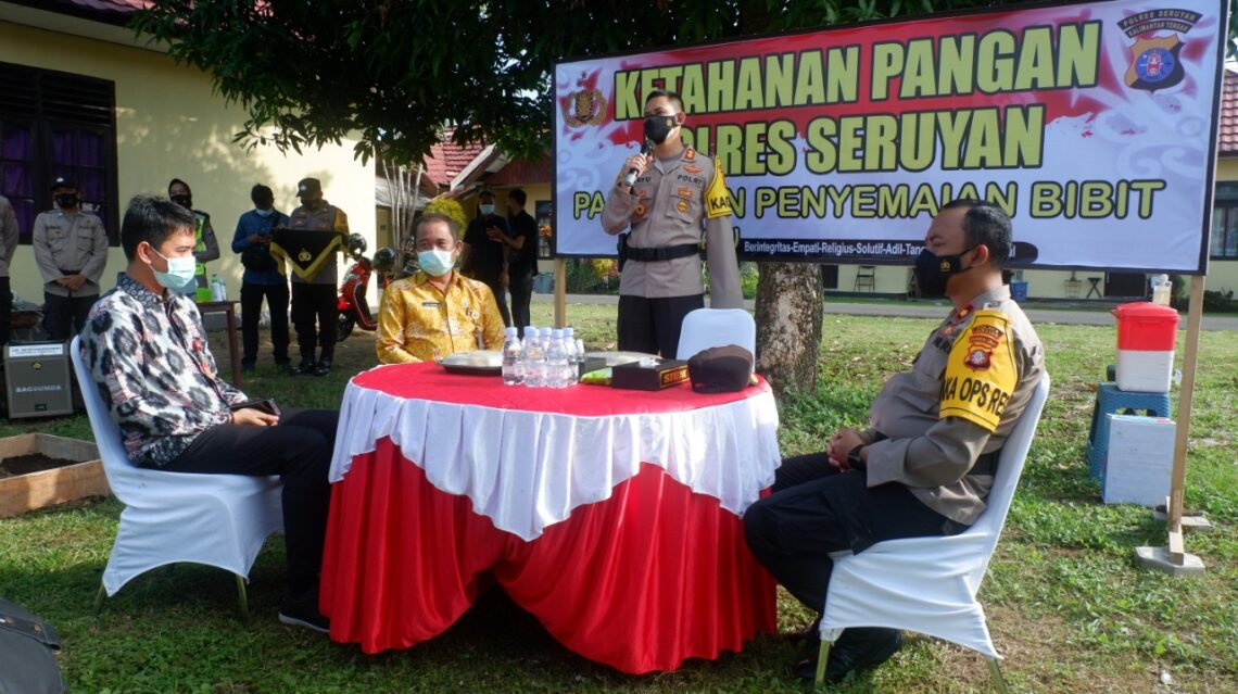 Kapolres Seruyan AKBP Bayu Wicaksono, S.H., S.I.K., M.Si., melaksanakan Panen, Penyemaian bibit buah/sayuran dan penebaran bibit Ikan di kebun dan kolam ketahanan pangan Polres Seruyan Jl. A Yani Kec.Seruyan Hilir, Kuala Pembuang, Kamis (3/5/2021). Foto : Tbn