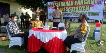 Penyuluh Tim Dinas Ketahanan Pangan dan Pertanian Praktek di Kebun Polres Seruyan