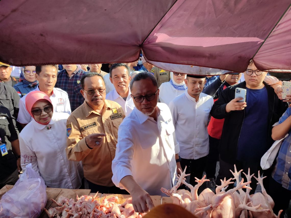 Sekda Prov. Kalteng, H Nuryakin saat dampingi Mendag RI, Zulkifli Hasan melakukan Pemantauan Harga di Pasar Besar Palangka Raya