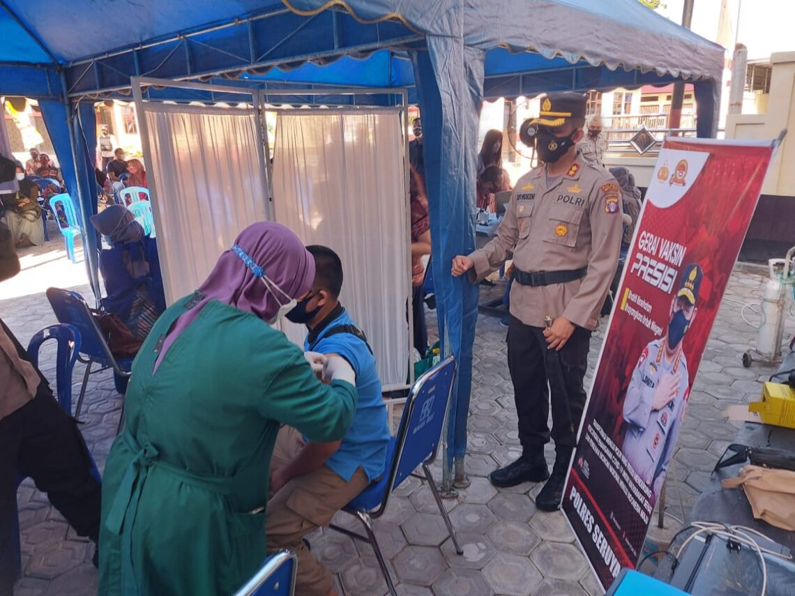 Gerai Vaksin Presisi Polres Seruyan melaksanakan vaksinasi massal untuk lansia di Kuala Pembuang, Sabtu (3/7/2021). Foto : Tbn