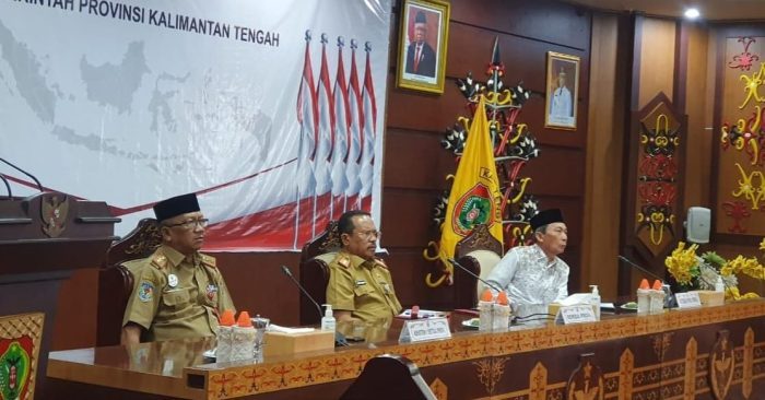 Sekretaris Daerah (Sekda) Nuryakin saat memimpin Rapat Persiapan Kalteng Bersholawat Tahun 2023 di Aula Eka Hapakat, Lantai III Kantor Gubernur, Senin (3/7/2023) pagi. Foto : BA