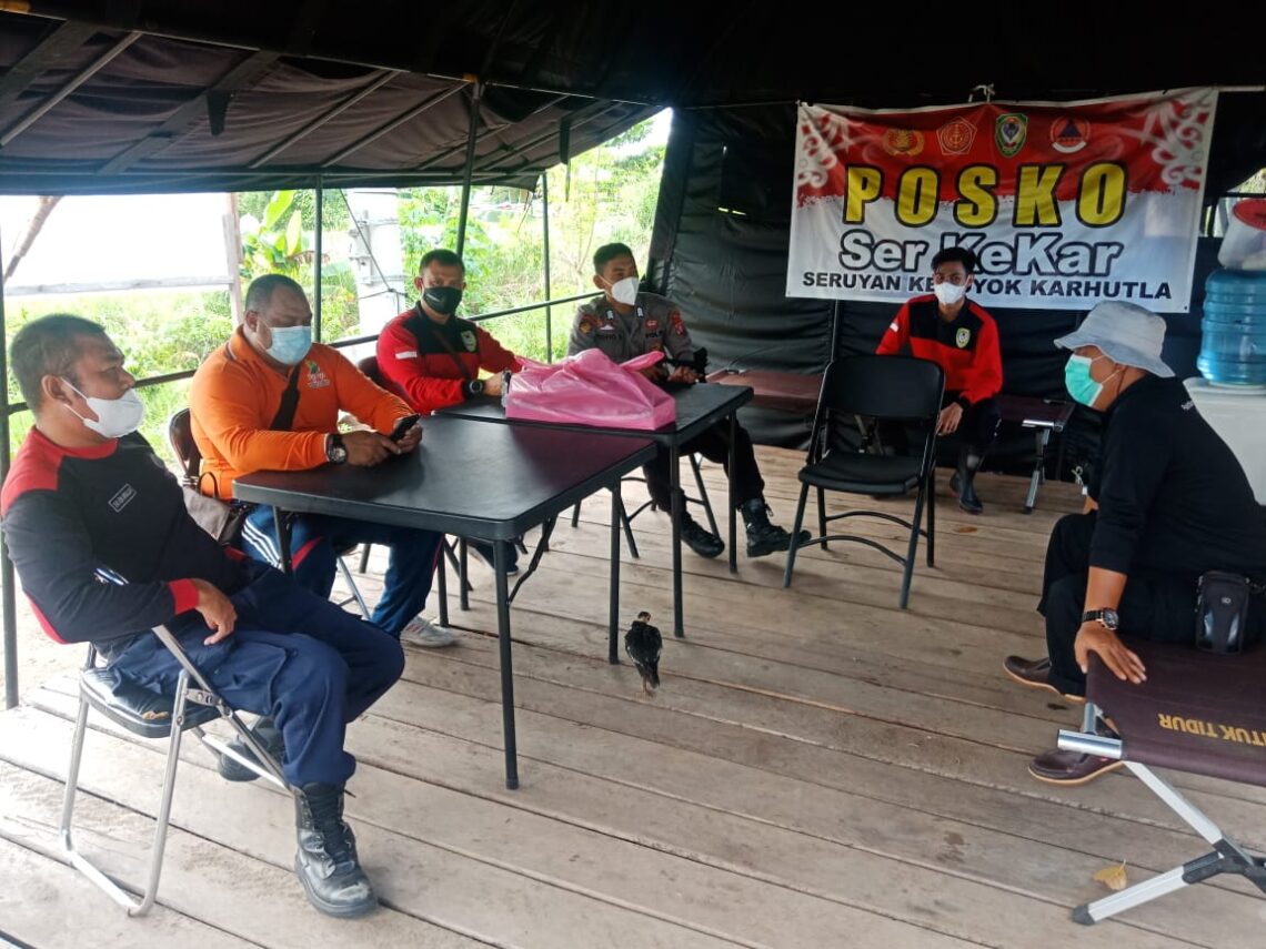 Personel Polres Seruyan bersama tangani Karhutla dengan siaga bersama unsur-unsur terkait, di Posko Karhutla "Serkekar" Polres Seruyan, Sabtu (3/7/2021). Foto : Tbn