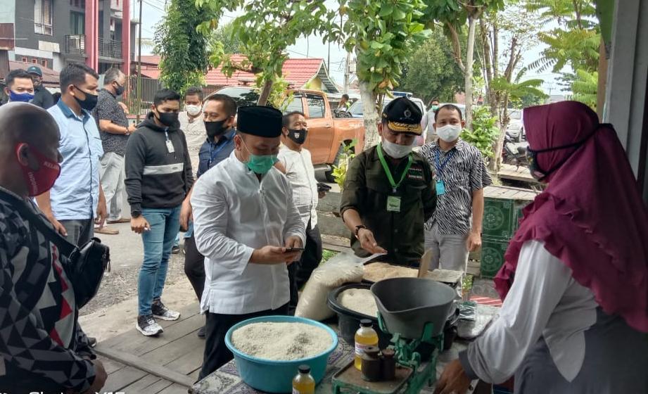 Gubernur Kalteng Sugianto Sabran melihat salah satu dagangan masyarakat di Baamang Sampit. Foto : Humas Pemprov Kalteng.