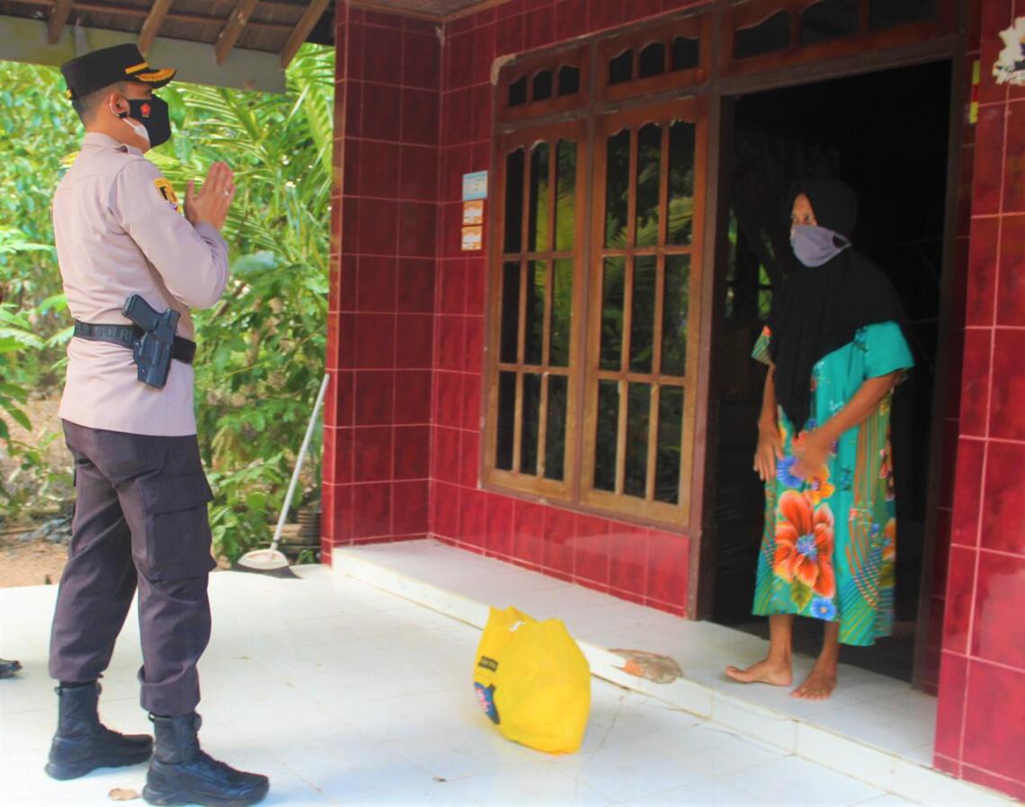 Kapolres Seruyan AKBP Bayu Wicaksono, S.H., S.I.K., M.Si. melakasanakan Bansos kepada Masyarakat Desa Pematang Limau yang melaksanakan Isoman (Isolasi Mandiri). Foto : Tbn