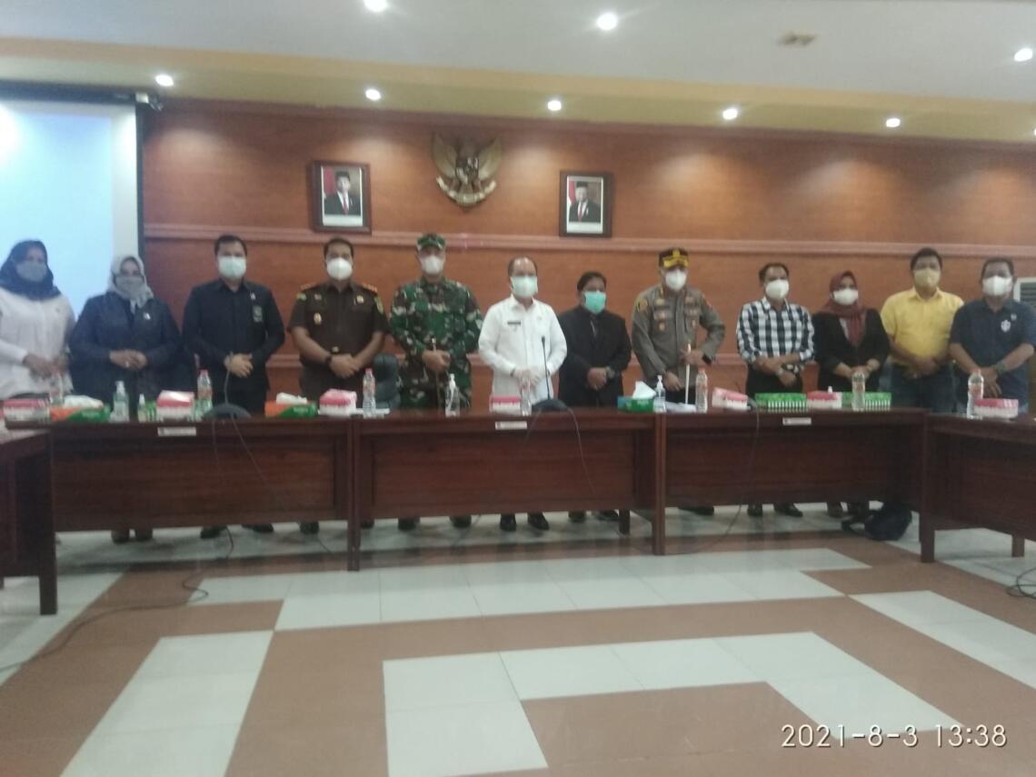 Bupati Kapuas Ben Brahim S Bahat bersama Ketua Pansus III DPRD Kapuas dan Forkopimda setelah kegiatan audensi Rancangan Perda Protokol Kesehatan Kabupaten Kapuas di ruangan Rapat Gabungan Komisi, Selasa (3/8/2021). Foto : Pro
