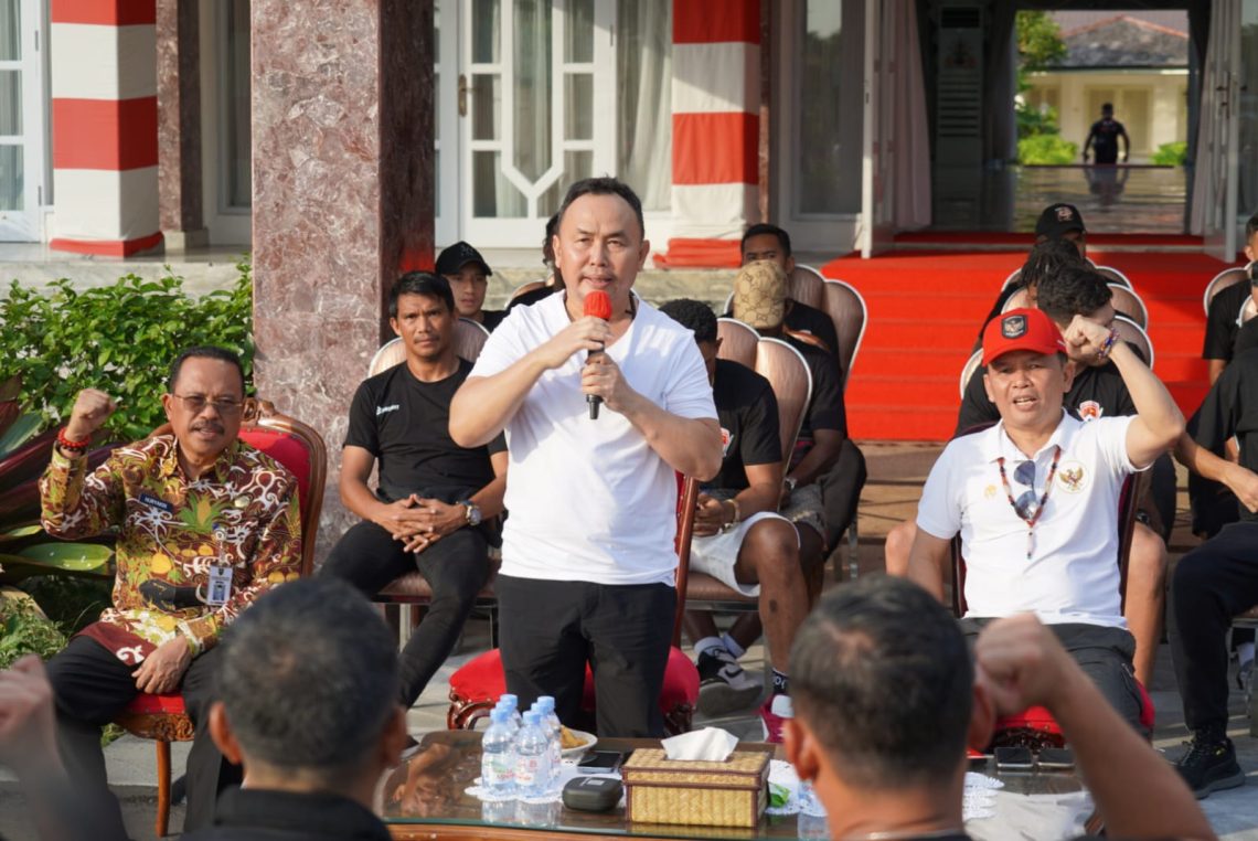 Gubernur Kaltenf H. Sugianto Sabran saat menjalin silaturahmi dan Ngobrol Sore Santai bersama Anggota DPR RI Dapil Kalteng, H. Agustiar Sabran, Sekretaris Daerah Prov. Kalteng H. Nuryakin, Kepala Perangkat Daerah Prov. Kalteng, Perwakilan Organisasi dan Paguyuban serta Squad Kalteng Putra. Foto : Ist/mmc