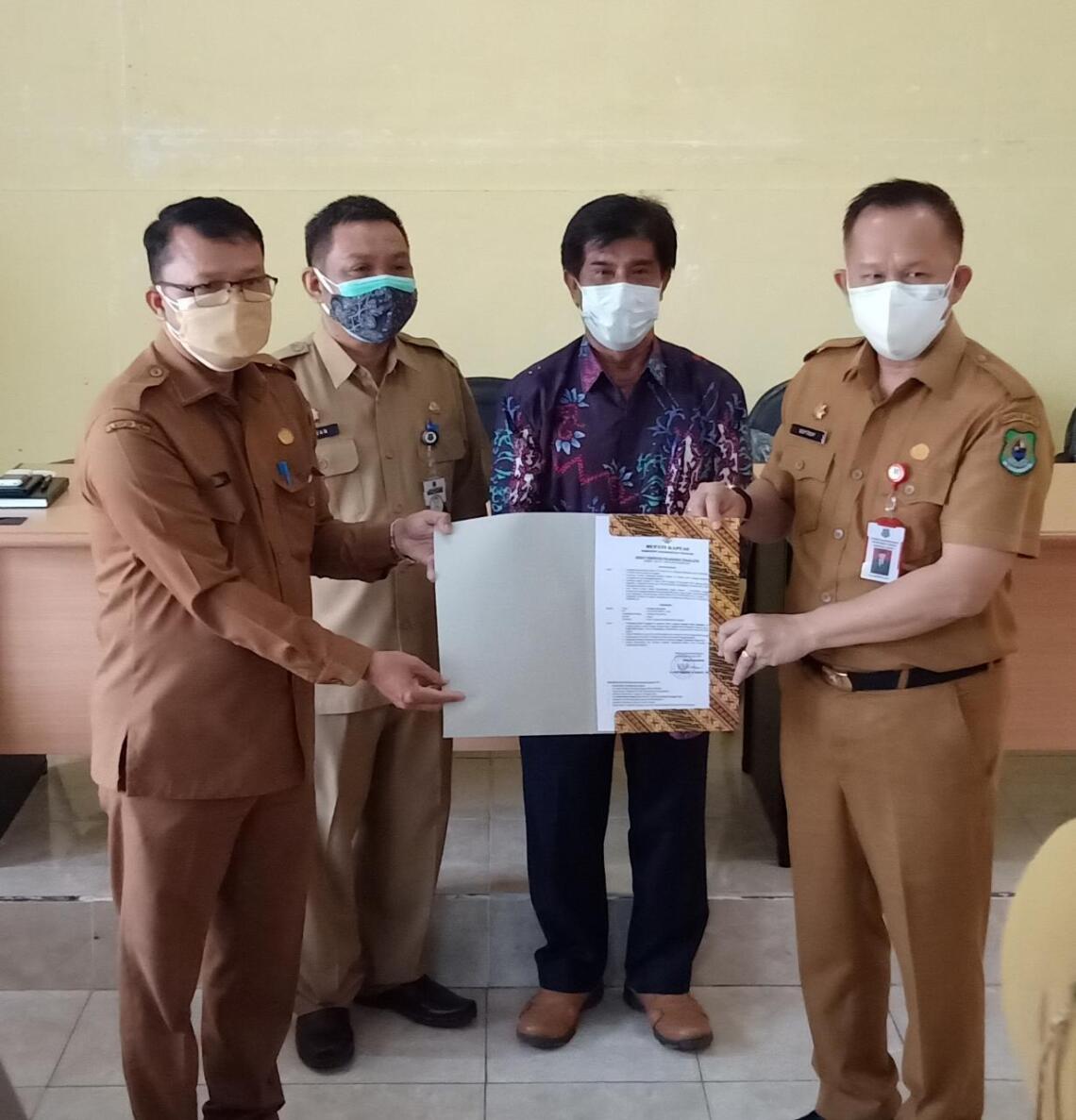 Sekretaris Daerah (Sekda) Kapuas, Septedy memimpin serah terima jabatan (Sertijab) pada 2 SOPD di lingkup Pemkab Kapuas yang telah memasuki purna tugas TMT 1 Agustus 2021. Foto : pro