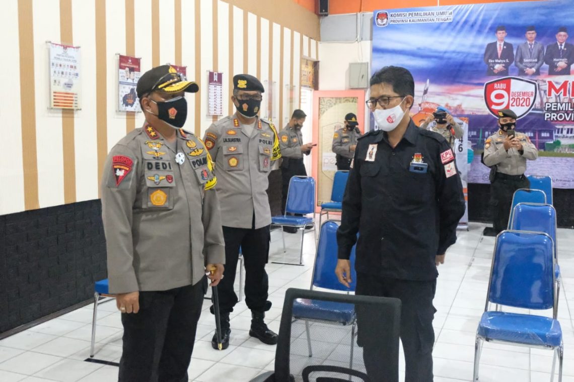 Kapolda Kalteng Irjen Pol. Dr. Dedi Prasetyo, M.Hum., M.Si., M.M. (kiri) mengunjungi Komisi Pemilihan Umum (KPU) Provinsi Kalteng. FOTO : Tbn.