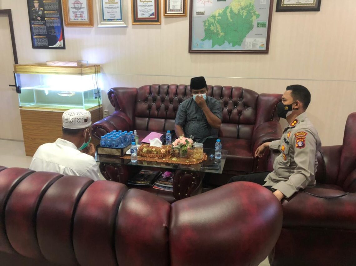 Kapolres Seruyan menerima kunjungan dari tokoh masyarakat, berdiskusi perihal situasi kondisi covid-19 dan pengamanan di SPBU di Pematang Panjang, Jum'at (3/09/2021). Foto : Tbn