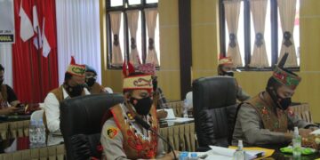 Kapolres Seruyan Berpakaian Adat Dayak Pimpin FGD Evaluasi Pelayanan Publik