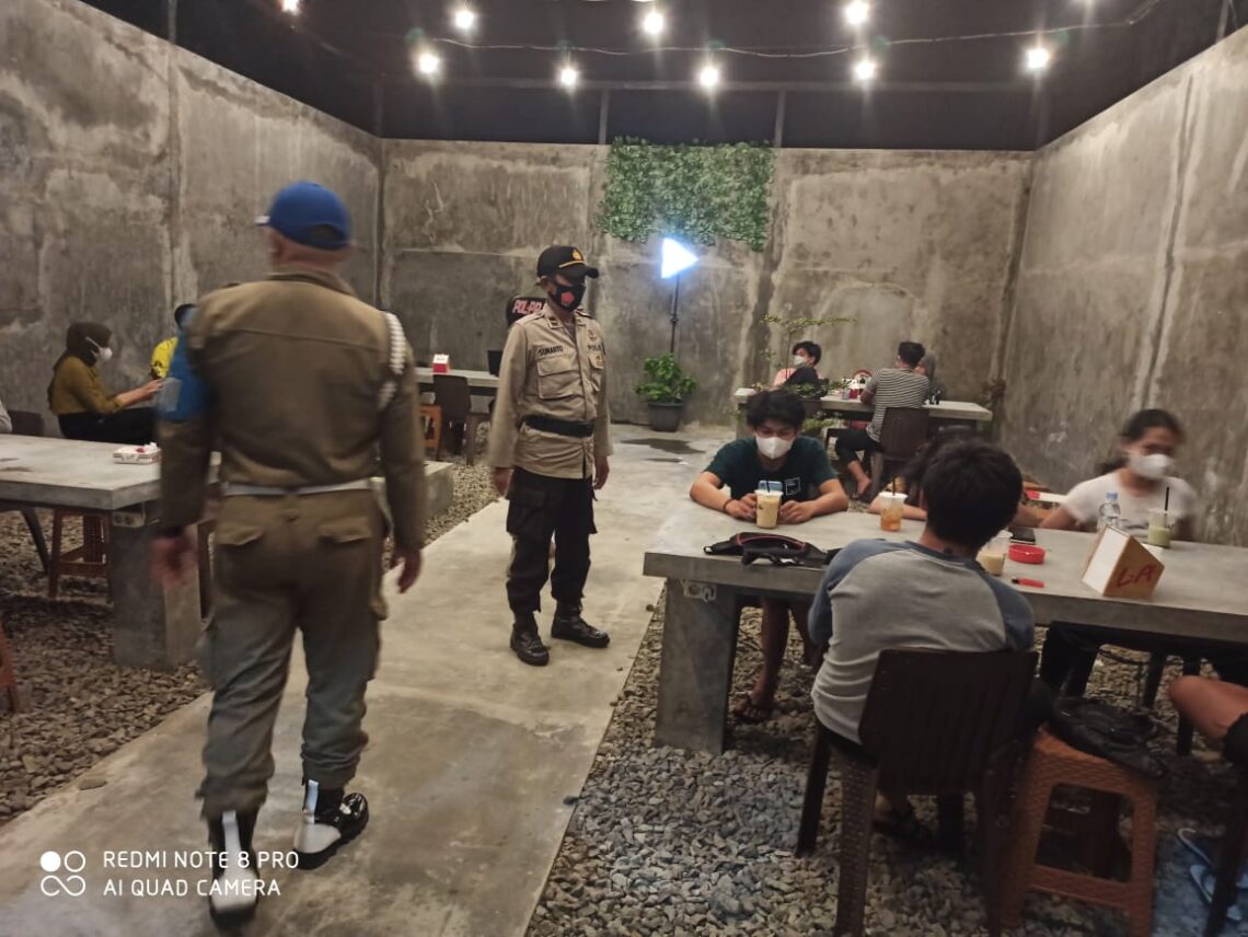 Regu KRYD Polres Seruyan dipimpin oleh Ka SPKT Polres Seruyan laksanakan Patroli Himbauan Prokes Kepada Masyarakat di Seputaran Kota Kuala Pembuang. Foto : Tbn
