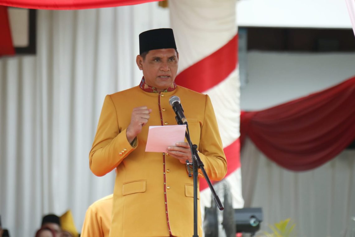 Pj. Bupati Kotawaringin Barat, Anang Dirjo saat membacakan sambutan Gubernur Kalteng