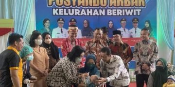 Bupati Mura Perdie M Yoseph Hadiri Kegiatan Posyandu Akbar