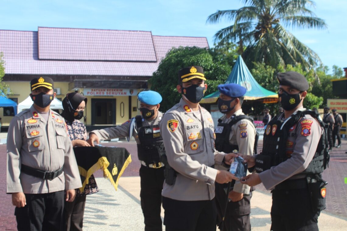 Dalam upaya untuk mencegah  penyebaran dan penularan Covid-19, personel Polres Seruyan di Mapolres Seruyan Jalan Ahmad Yani Kuala Pembuang Kabupaten Seruyan dibagikan masker dan hand sanitizer, Rabu (03/11/2021). Foto : Tbn