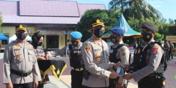 Kapolres Seruyan Bagikan Masker dan Hand Sanitizer Untuk Anggotanya