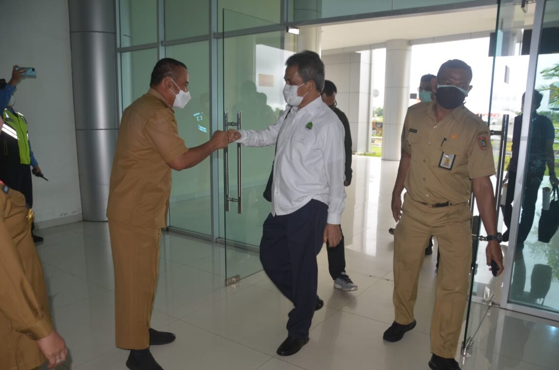 Kepala Dinas Kehutanan Prov. Kalteng Sri Suwanto bersama Plt. Kepala Biro Adpim Setda Prov. Kalteng Indra Wiratama saat menerima kedatangan Kepala BRGM RI Hartono di terminal Kedatangan Umum Bandara Tjilik Riwut, Palangka Raya. (Photo/ist)