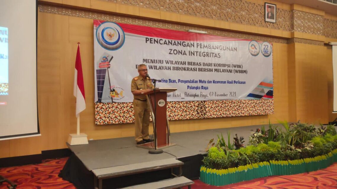 Staf ahli Gubernur Bidang Kemasyarakatan dan Sumber Daya Manusia Herson B. Aden saat membacakan sambutan tertulis Pj. Sekda Kalteng pada acara Pencanangan Zona Integritas Menuju Wilayah Bebas dari Korupsi Stasiun Karantina Ikan, Pengendalian Mutu dan Keamanan Hasil Perikanan Palangka Raya. (Photo/ist)