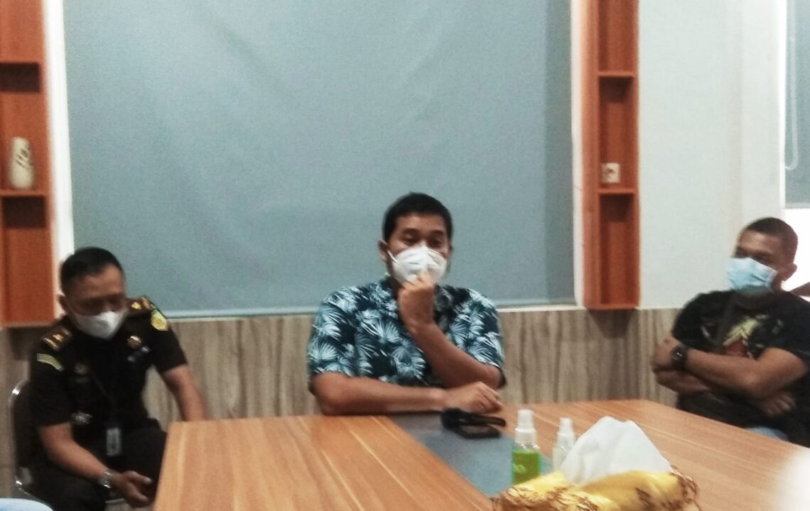 Kajari Kapuas Arif Raharjo ketika menyampaikan keterangan sikap PJU akan melakukan upaya banding atas kasus narkoba yang diputuskan PN Kapuas bebas. Foto : lg