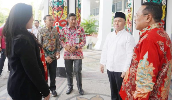 Gubernur Kalteng H. Sugianto Sabran berbincang dengan Komisioner KI Pusat Rospita Vici Paulyn