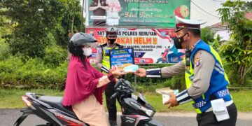 Sat Lantas Polres Seruyan Bagi Masker Untuk Pengguna Jalan