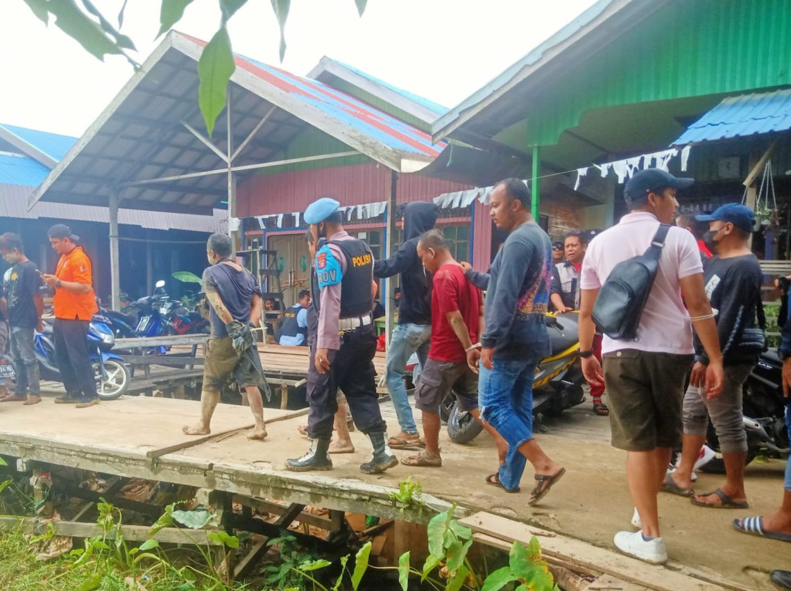 Para terduga pelaku penganiayaan dan pembunuhan Anggota Dokkes Polda Kalteng, saat digelandang polisi di Komplek Puntun Palangka Raya, Sabtu (3/12/2022) siang. Foto : Ist