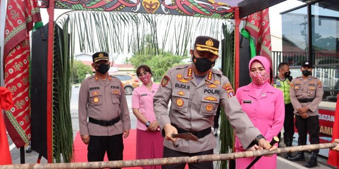 Polresta Palangka Raya, Polda Kalteng menggelar tradisi potong pantan didepan gerbang Mako Polresta Palangka Raya, Selasa (4/1/2022) Pukul 08.00 WIB.