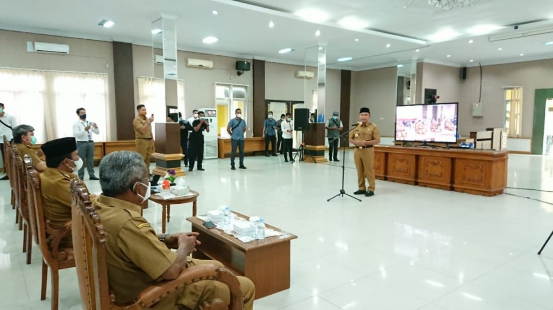 Gubernur Kalimantan Tengah (Kalteng) H. Sugianto Sabran melakukan Penyerahan Bantuan Sosial Tunai Tahun 2021 secara online dan offline, bertempat di Aula Kantor Bupati Kotawaringin Barat, Pangkalan Bun, Senin (04/01/2021). Foto : mmc