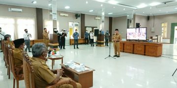 Gubernur H Sugianto Sabran Serahkan Bantuan Dampak Covid-19 di Pangkalan Bun