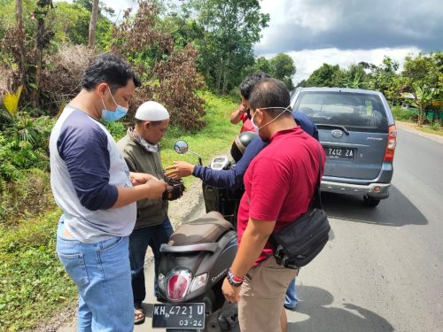 Pelaku tindak pidana penganiyaaan berhasil diamankan Unit Reskrim Polsek Selat di Back up Resmob Polres Kapuas Jajaran Polda Kalteng di Jl. Trans Kalimantan Desa Anjir Mambulau Tengah Km. 5,5 Kec. Kapuas Timur Kab. Kapuas Prov. Kalteng. Sabtu (2/1/2021). Foto : TBN