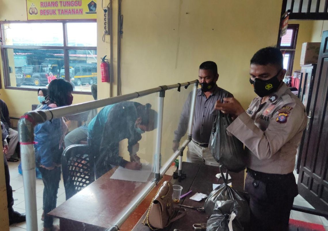 Mengantisipasi penyebaran Covid-19 di tahanan Polres Seruyan, waktu bezuk dibatasi, Kamis (4/2/2021). Foto : Tbn