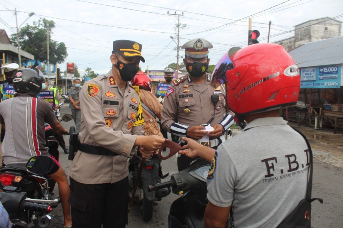 Kapolres Seruyan AKBP Bayu Wicaksono bersama perwira turun ke lapangan membagi masker  di Kuala Pembuang, Kamis (4/2/2021) pagi. Foto : Tbn