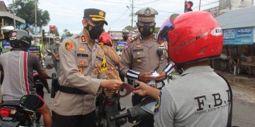 Kembali, Kapolres Seruyan Pimpin Pembagian Masker Bersama TNI