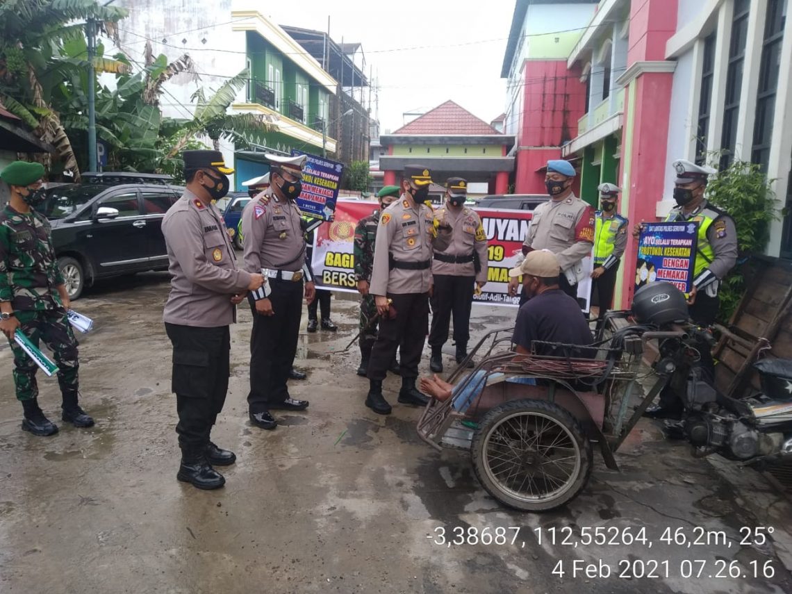 Personil Satlantas Polres Seruyan sosialisasikan Prokes Covid-19 dan bagikan masker, Kamis (4/2/2021). Foto : Tbn