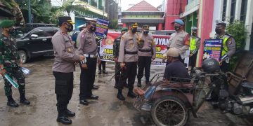 Satlantas Polres Seruyan Sosialisasikan Prokes Covid-19 dan Bagikan Masker