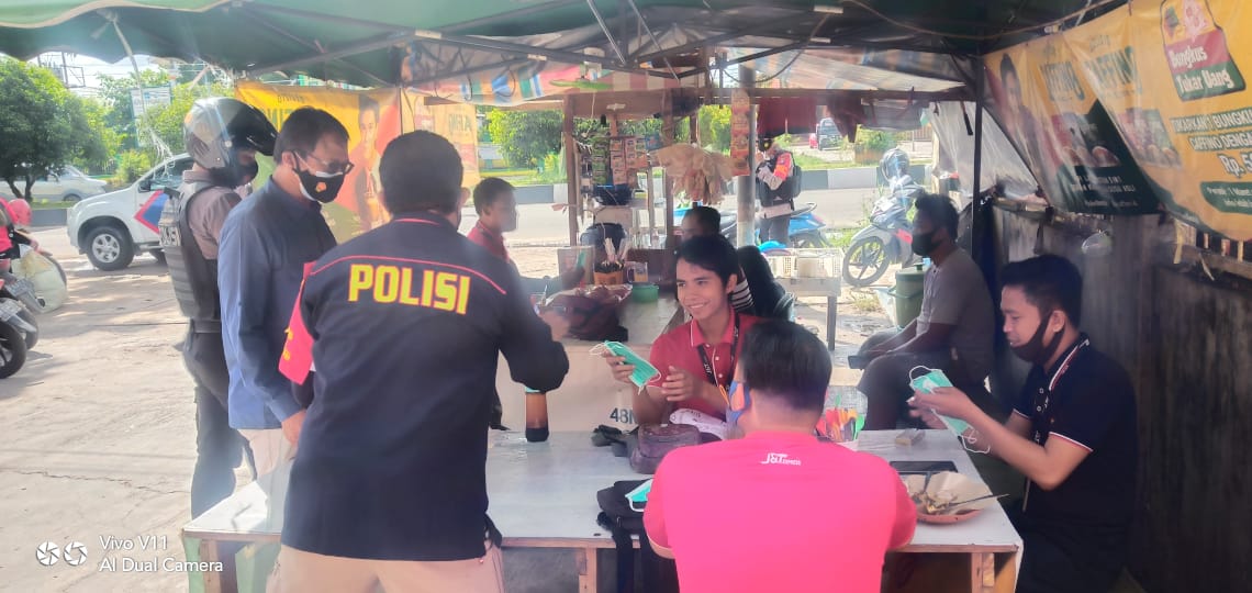 Anggota Polda Kalteng saat membagikan masker gratis kepada masyarakat Palangka Raya. FOTO : tbn