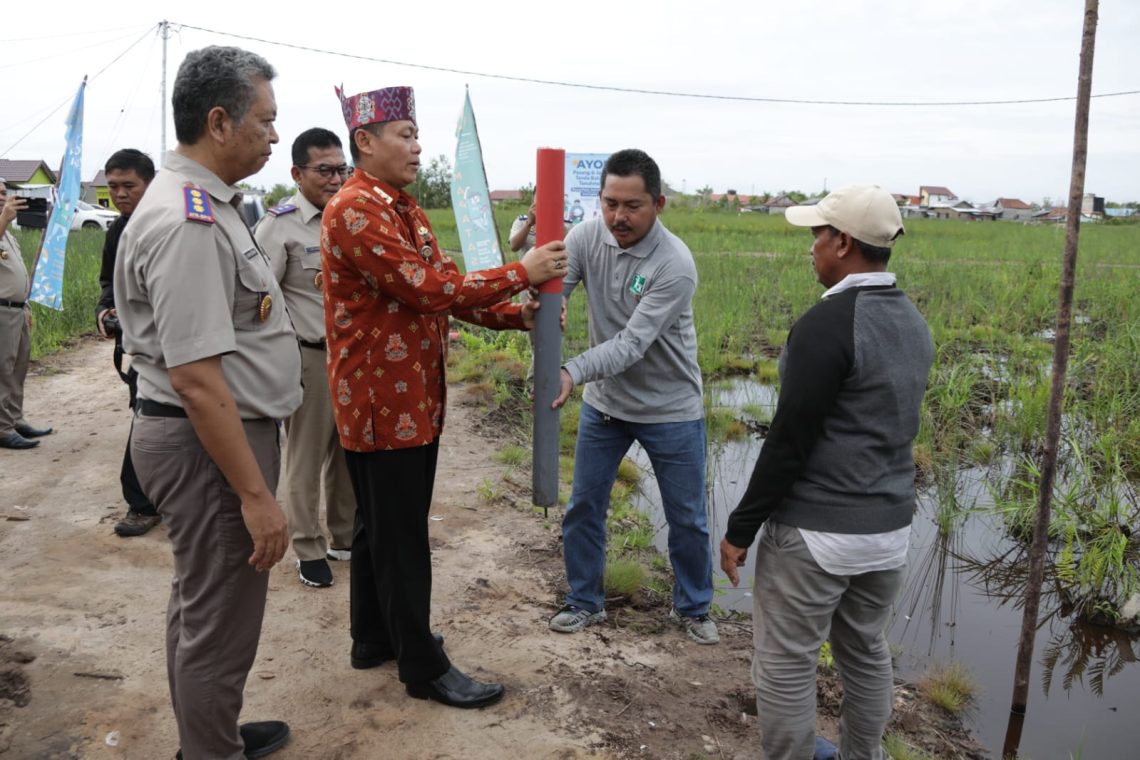 Sahli Gubernur Kalteng Bidang Ekonomi, Keuangan, dan Pembangunan Yuas Elko melakukan pemasangan patok batas tanah