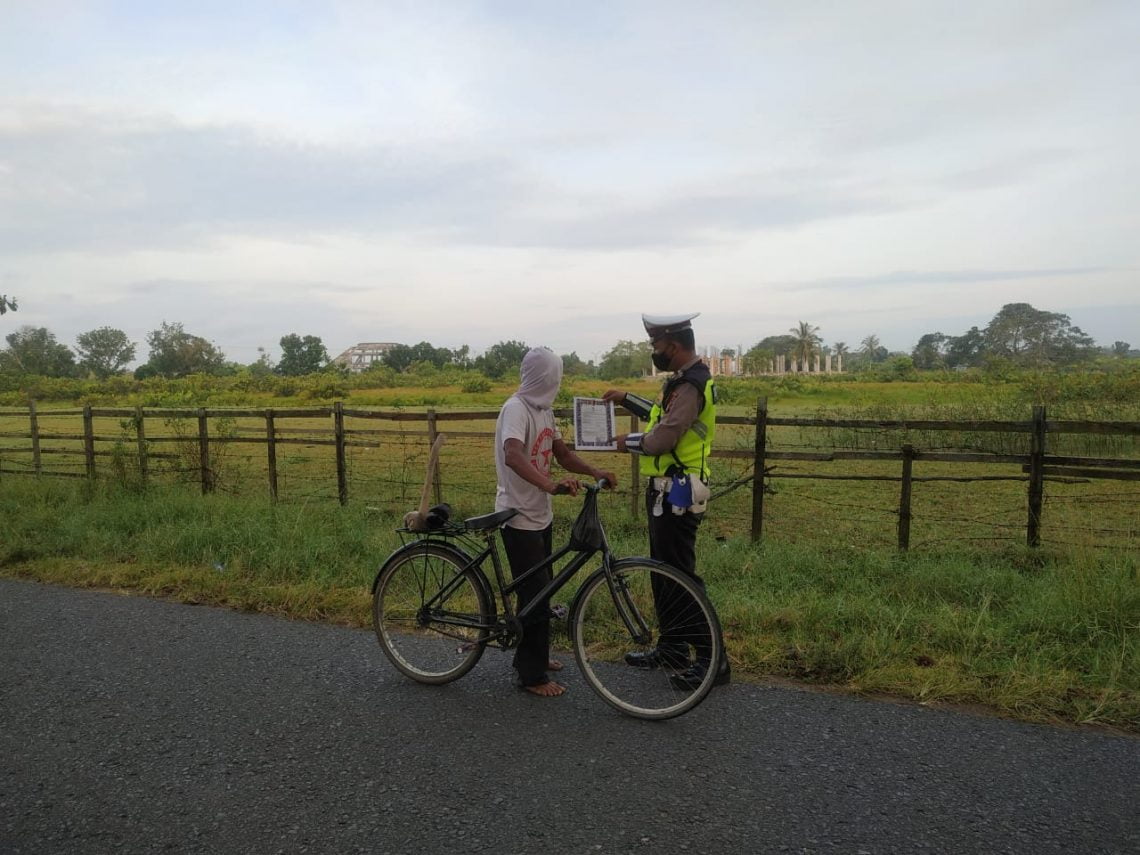 Sat Lantas Polres Seruyan melakukan sosialisasi kebakaran hutan dan lahan (karhutla) kepada masyarakat Kuala Pembuang, Kamis (4/02/2021). Foto : Tbn