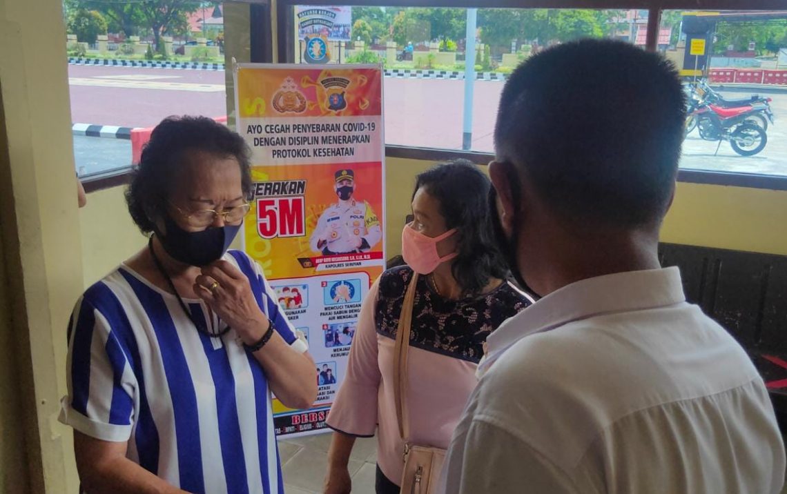 Polres Seruyan memperketat keluar masuk tamu yang datang untuk mencegah penyebaran virus corona atau Covid-19. Seperti tamu atau keluarga yang datang untuk menjenguk tahanan. Foto : Tbn