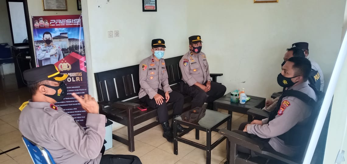 Wakapolres Seruyan Kompol Imam Riyadi, S.H., mengunjungi Pospol Bangkal Polsek Danau Sembuluh, Kamis (04/03/2021) sore.  Foto : Tbn
