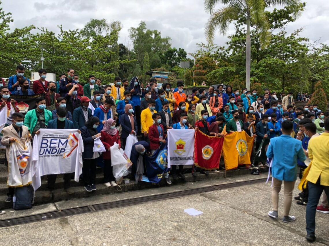 Aksi Walk Out sebagai bentuk solidaritas peserta Munas BEM SI di Universitas Andalan Padang. Foto : Ist