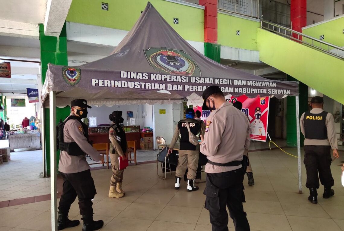 Operasi Yustisi (Penegakan Hukum Protokol Kesehatan) dalam rangka percepatan penanganan Covid-19 dan sekaligus melaksanakan penerapan protokol kesehatan di wilayah hukum Polres Seruyan, Jum'at (04/06/2021). Foto : Tbn