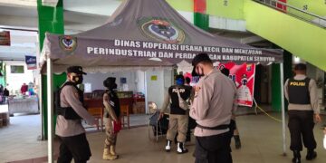Tim Yustisi Polres Seruyan Himbau Prokes Kepada Masyarakat di Pasar Saik Kuala Pembuang