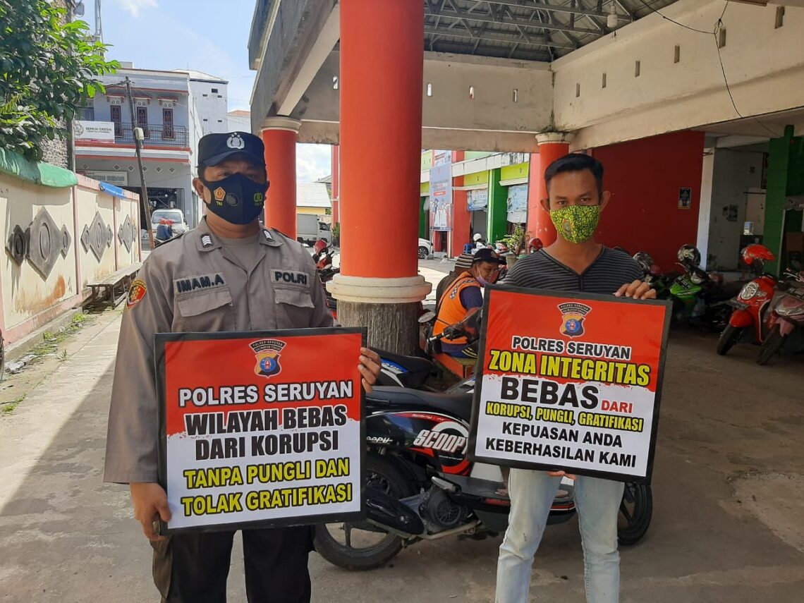 Kepolisian Sektor Seruyan Hilir, Polres Seruyan, Polda Kalimantan Tengah (Kalteng) melaksanakan giat sosialisasi dan tindak lanjut pembangunan Zona Integritas (ZI) menuju wilayah bebas dari korupsi (WBK) dan Wilayah Birokrasi Bersih dan Melayani (WBBM) Tahun 2021, Jumat (04/06/2021) siang. Foto : Tbn