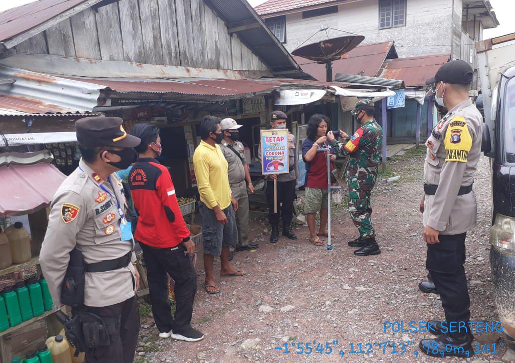 , personil Polsek Seruyan Tengah melaksanakan Operasi Yustisi di Jalan Tajudin Kusuma Kel. Rantau Pulut Kec. Seruyan Tengah, Kab Seruyan, Prov Kalteng, Jumat (4/6/2021). Foto : Tbn