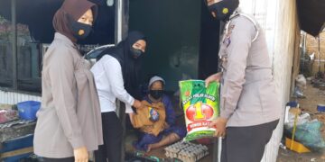 Polwan Polres Seruyan Berbagi Sembako Kepada Masyarakat di Kuala Pembuang