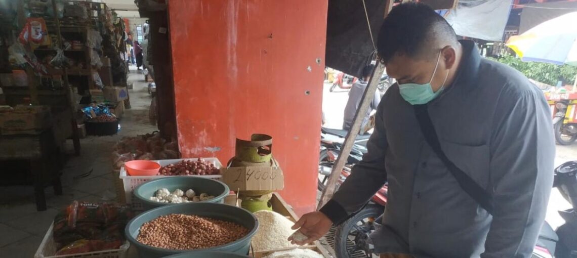 Personil Sat Reskrim Polres Seruyan melakukan pengecekan harga pangan , ketersediaan dan aktivitas di warung dan pertokoan Kuala Pembuang, Minggu (04/07/2021). Foto : Tbn