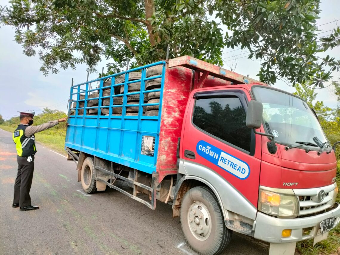 Sat Lantas Polres Seruyan bersama Dinas Perhubungan Kabupaten Seruyan melakukan sosialisasi penertiban terhadap kendaraan ODOL (Over Dimension Over Loading).