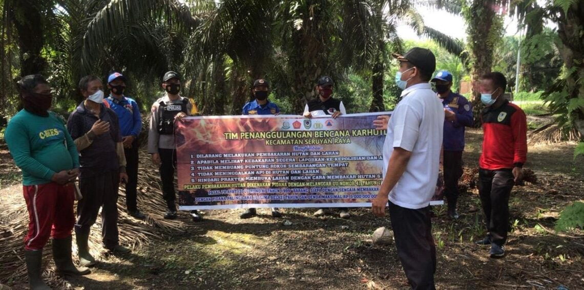 Polsek Danau Sembuluh saat melakukan kegiatan Sosialisasi Kebakaran Hutan dan Lahan , yang dihadiri para Masyarakat Peduli Api, Pemerintahan Kec. Seruyan Raya , dan Koramil 1015-15 Telaga Pulang Di desa Bangkal Kec. Seruyan Raya, Kab. Seruyan, Minggu (04/07/2021). Foto : Tbn